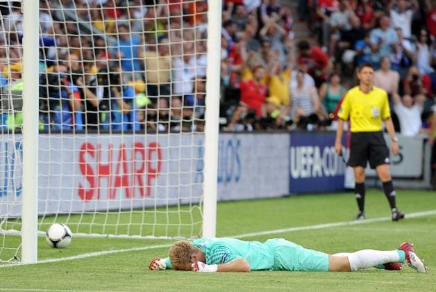 DONETSK, UKRAINE. JUNE 11, 2012. England s goalkeeper Joe Hart concedes a goal in their Euro 2012 Group Stage football match against France at Donbass Arena.  Aufmacher premiumd RE100CCF