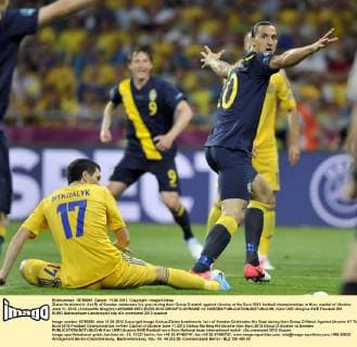 Zlatan Ibrahimovic (1st R) of Sweden celebrates his goal during their Group D match against Ukraine at the Euro 2012 football championships in Kiev, capital of Ukraine, June 11, 2012. (Xinhua Ma Ning)(kh) UKRAINE-KIEV-EURO 2012-GROUP D-UKRAINE VS SWEDEN 