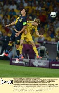 Anatoliy Tymoshchuk (R) of Ukraine heads the ball with Zlatan Ibrahimovic of Sweden during their Group D match at the Euro 2012 football championships in Kiev, capital of Ukraine, June 11, 2012. Ukraine won 2-1. (Xinhua Li Jundong)(lm) UKRAINE-KIEV-EURO 2012-GROUP D-UKRAINE VS SWEDEN 