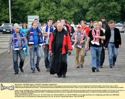 Warschau, 11.06.2012, EURO 2012 - Russische und Polnische Fans gedenken gemeinsam den Opfern auf dem Sowjetischen Militärfriedhof in Warschau mygr_110612 