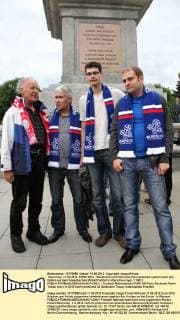 Warschau, 11.06.2012, EURO 2012 - Russische und Polnische Fans gedenken gemeinsam den Opfern auf dem Sowjetischen Militärfriedhof in Warschau mygr_110612 