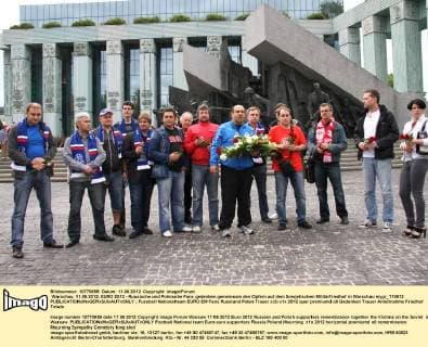 Warschau, 11.06.2012, EURO 2012 - Russische und Polnische Fans gedenken gemeinsam den Opfern auf dem Sowjetischen Militärfriedhof in Warschau mygr_110612 