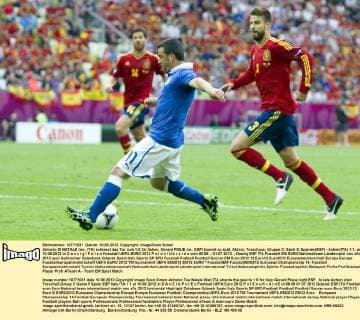 Antonio DI NATALE (mi., ITA) schiesst das Tor zum 1:0 für Italien, Gerard PIQUE (re., ESP) kommt zu spät, Aktion, Torschuss, Gruppe C, Spiel 5, Spanien(ESP) - Italien(ITA) 1:1, am 10.06.2012 in D a n z i g P o l e n Fussball UEFA EURO 2012 P o l e n U k r a i n e vom 08.06. - 01.07.2012.