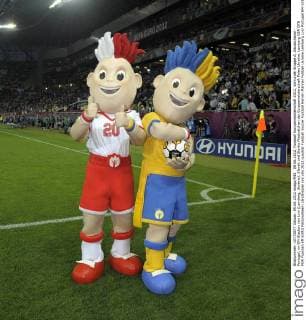 09.06.2012, Fussball Europameisterschaft 2012, Vorrunde Gruppe A, Deutschland - Portugal, im EM-Stadion von Lviv (Lemberg, Ukraine). Slavek und Slavko Maskottchen der Europameisterschaft Polen Ukraine.