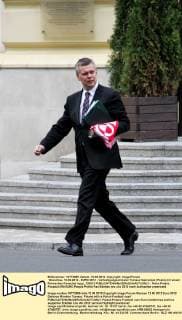 Warschau, 12.06.2012 - EURO 2012 - Verteidigungsminister Tomasz Siemoniak (Polen) mit einem Polnischen Fanschal mygr_120612 