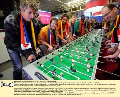 Edwin van der Sar bei einem Deutsch Niederländischen Tischfussballspiel in Übergröße im Amsterdamer Hauptbahnhof - xVIxNovumxFotoxIVx 971689