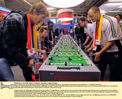 Edwin van der Sar bei einem Deutsch Niederländischen Tischfussballspiel in Übergröße im Amsterdamer Hauptbahnhof - xVIxNovumxFotoxIVx 971692