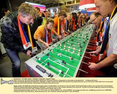 Edwin van der Sar bei einem Deutsch Niederländischen Tischfussballspiel in Übergröße im Amsterdamer Hauptbahnhof - xVIxNovumxFotoxIVx 971693