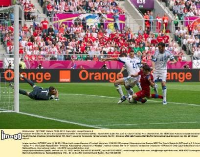Fussball Wroclaw 12.06.2012 Europameisterschaften Griechenland (GRE) - Tschechien (CZE) Tor zum 0:2 durch Vaclav Pilar (Tschechien, No.14) Kostas Katsouranis (Griechenland, No.21) Kostas Chalkias (Griechenland, TW, No.01) Vassilis Torossidis (Griechenland, No.15)