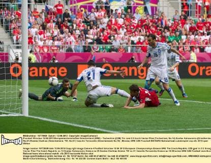 Fussball Wroclaw 12.06.2012 Europameisterschaften Griechenland (GRE) - Tschechien (CZE) Tor zum 0:2 durch Vaclav Pilar (Tschechien, No.14) Kostas Katsouranis (Griechenland, No.21) Kostas Chalkias (Griechenland, TW, No.01) Vassilis Torossidis (Griechenland, No.15)