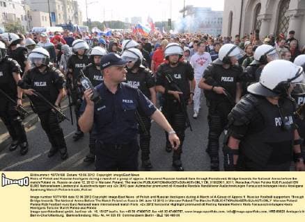 Riots of Polish and Russian hooligans during a march of a group of approx. 5 thousend Russian football fans through Poniatowski Bridge towards the National Arena before the match Poland vs. Russia on June 12, 2012 in Warsaw, Poland. The marche  EN_01032931_0011