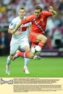 FUSSBALL EUROPAMEISTERSCHAFT 2012 VORRUNDE Polen - Russland 12.06.2012 Aleksandr Kerzhakov (Russland) vor Lukasz Piszczek (Polen) 