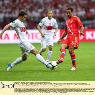 FUSSBALL - EURO 2012, POL vs RUS WARSCHAU,POLEN,12.JUN.12 - FUSSBALL - UEFA Europameisterschaft 2012 in Polen und der Ukraine, Länderspiel, Gruppenphase, Polen vs Russland. Bild zeigt Ludovic Obraniak (POL), Roman Shirokov (RUS) und Rafal Murawski (POL hinten). 