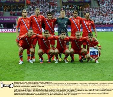 Teamfoto Russland: 16 Vyacheslav Malafeev, 2 Aleksandr Anyukov, 4 Sergey Ignashevich, 12 Aleksey Berezutskiy, 5 Yuriy Zhirkov, 6 Roman Shirokov, 7 Igor Denisov, 8 Konstantin Zyryanov, 10 Andrey Arshavin, 17 Alan Dzagoev, 11 Aleksandr Kerzhakov