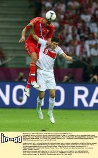 FUSSBALL - EURO 2012, POL vs RUS WARSCHAU,POLEN,12.JUN.12 - FUSSBALL - UEFA Europameisterschaft 2012 in Polen und der Ukraine, Länderspiel, Gruppenphase, Polen vs Russland. Bild zeigt Aleksei Berezutski (RUS) und Robert Lewandowski (POL). 