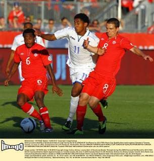 Antony Lozano (2nd R) of Honduras breaks through during the 2012 CONCACAF 3rd Round for 2014 FIFA World Cup Qualification match against Canada in Toronto, Canada, on June 12, 2012. Canada drew 0-0 with Honduras. (Xinhua Zou Zheng) CANADA-TORONTO-2014 WORLD CUP CONCACAF QUALIFICATION MATCH-CANADA VS HONDURA 