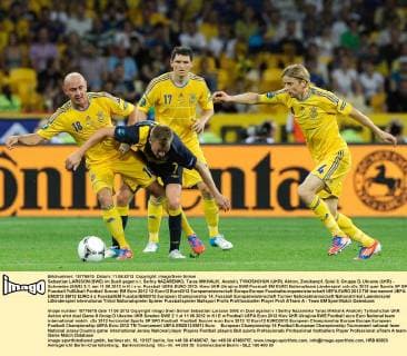 Sebastian LARSSON (SWE) im Duell gegen v.l. Serhiy NAZARENKO, Taras MIKHALIK, Anatoliy TYMOSHCHUK (UKR), Aktion, Zweikampf, Spiel 8, Gruppe D, Ukraine (UKR) - Schweden (SWE) 2:1, am 11.06.2012 in K i e w. Fussball UEFA EURO 2012