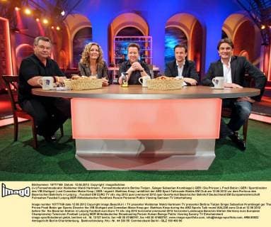 (l-r) Fernsehmoderator Waldemar Waldi Hartmann , Fernsehmoderatorin Bettina Tietjen , Sänger Sebastian Krumbiegel ( GER Die Prinzen ), Fredi Bobic ( GER Sportdirektor des VfB Stuttgart ) und Comedian Matze Knop ( GER eigentl. Matthias Knop ) anläßlich der ARD Sport-Talkrunde Waldis EM Club am 12.06.2012 vor dem Porticus des Bayerischen Bahnhofs in Leipzig.