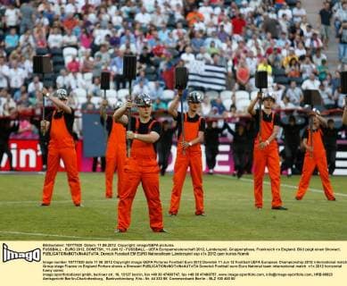 FUSSBALL - EURO 2012, DONETSK, 11.JUN.12 - FUSSBALL - UEFA Europameisterschaft 2012, Länderspiel, Gruppenphase, Frankreich vs England. Bild zeigt einen Showact. 