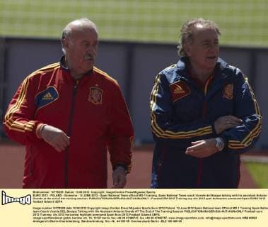 EURO 2012 - POLAND - Gniewino - 13 JUNE 2012 - Spain National Team official MD-1 training. Spain National Team coach Vicente del Bosque talking with his assistant Antonio Grande at the end of the training session. 