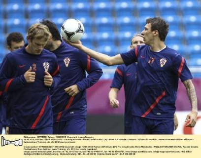 13.06.2012, Poznan - UEFA EURO 2012 - Training Kroatien - MARIO MANDZUKIC ( R) -  20120613CSKP4007