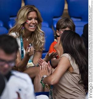 Charkow, 13.06.2012 - UEFA EURO 2012 - Sylvie van der Vaart - Frau von Rafael van der Vaart (NED) und Sabia Boulahrouz, Frau von Khalid Boulahrouz (NED)
