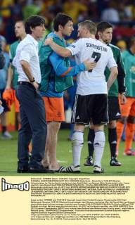 FUSSBALL EUROPAMEISTERSCHAFT 2012 VORRUNDE Niederlande - Deutschland 13.06.2012 Bastian Schweinsteiger (re, Deutschland) troestet nach dem Abpfiff Mark van Bommel (Mitte, Niederlande) Links: Trainer Joachim Loew (Deutschland) 