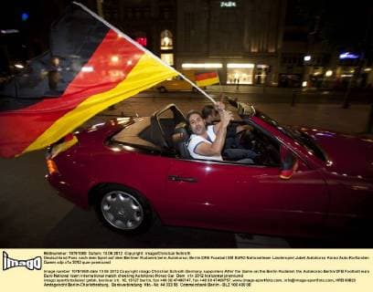 Deutschland Fans nach dem Spiel auf dem Berliner Kudamm beim Autokorso