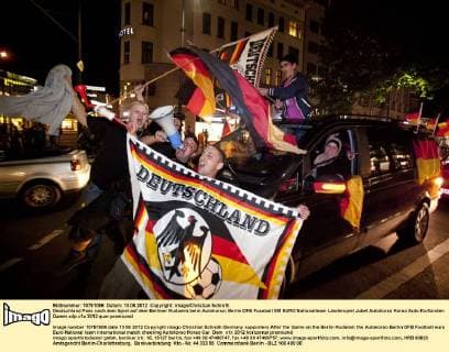 Deutschland Fans nach dem Spiel auf dem Berliner Kudamm beim Autokorso