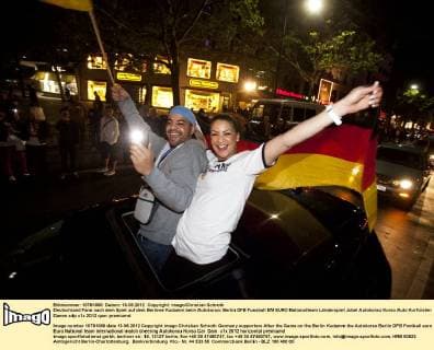Deutschland Fans nach dem Spiel auf dem Berliner Kudamm beim Autokorso