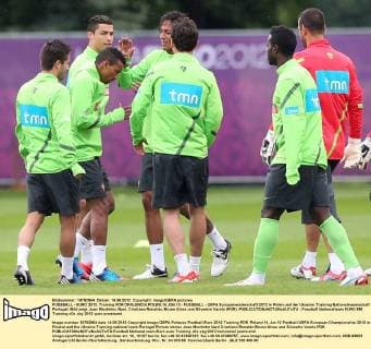 FUSSBALL - EURO 2012, Training POR OPALENCIA,POLEN,14.JUN.12 - FUSSBALL - UEFA Europameisterschaft 2012 in Polen und der Ukraine, Training Nationalmannschaft Portugal. Bild zeigt Joao Moutinho, Nani, Cristiano Ronaldo, Bruno Alves und Silvestre Varela (POR). 