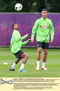 FUSSBALL - EURO 2012, Training POR OPALENCIA,POLEN,14.JUN.12 - FUSSBALL - UEFA Europameisterschaft 2012 in Polen und der Ukraine, Training Nationalmannschaft Portugal. Bild zeigt Nani und Cristiano Ronaldo (POR). 