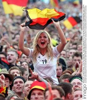 13.06.2012, Fußball-EM 2012, Kia Fan Fest Hamburg 2012 Heiligengeistfeld. Public-Viewing in Hamburg beim Spiel von Deutschland. Deutschland Fan jubelt