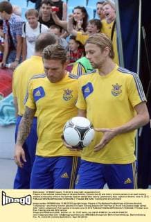 Players of the national football team of Ukraine Anatoliy Tymoshchuk (R) and Andriy Voronin partake in an open training session on the pitch of the of the Dynamo Stadium named after Valeriy Lobanovskiy, Kyiv, capital of Ukraine, June 13, 2012. - 