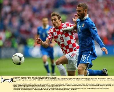 FUSSBALL - EURO 2012, ITA vs CRO POSEN,POLEN,14.JUN.12 - FUSSBALL - UEFA Europameisterschaft 2012 in Polen und der Ukraine, Länderspiel, Gruppenphase, Italien vs Kroatien. Bild zeigt Nikica Jelavic (CRO) und Daniele De Rossi (ITA). 