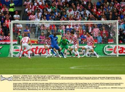 FUSSBALL - EURO 2012, ITA vs CRO POSEN,POLEN,14.JUN.12 - FUSSBALL - UEFA Europameisterschaft 2012 in Polen und der Ukraine, Länderspiel, Gruppenphase, Italien vs Kroatien. Bild zeigt Luka Modric (CRO), Mario Balotelli (ITA), Ivan Perisic und Gordon Schildenfeld (CRO). 