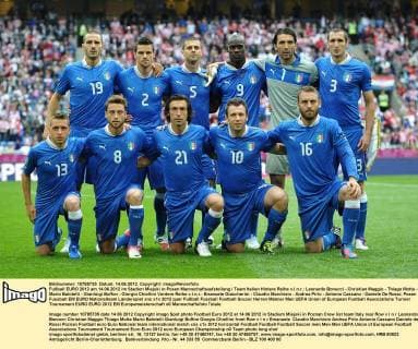 Fußball EURO 2012 am 14.06.2012 im Stadion Miejski in Posen Mannschaftsaufstellung Team Italien Hintere Reihe v.l.n.r.: Leonardo Bonucci - Christian Maggio - Thiago Motta - Mario Balotelli - Gianluigi Buffon - Giorgio Chiellini Vordere Reihe v.l.n.r.: Emanuele Giaccherini - Claudio Marchisio - Andrea Pirlo - Antonio Cassano - Daniele De Rossi