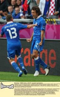 Andrea Pirlo 1:0, Emanuele Giaccherini Fußball Fussball EM Europameisterschaft Euro 2012 Saison 2011 12 14.06.2012 Italien vs. Kroatien Croatia Nationalmannschaft Freude Emotion jubelnd Jubel nach 1:0