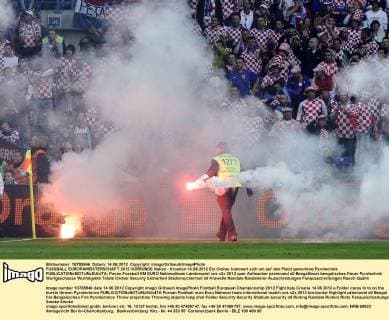 FUSSBALL EUROPAMEISTERSCHAFT 2012 VORRUNDE Italien - Kroatien 14.06.2012 Ein Ordner kümmert sich um auf den Platzt geworfene Pyrotechnik 