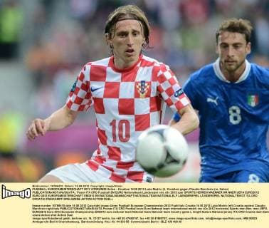 FUSSBALL EUROPAMEISTERSCHAFT 2012 VORRUNDE Italien - Kroatien 14.06.2012 Luka Modric (li, Kroatien) gegen Claudio Marchisio (re, Italien) 