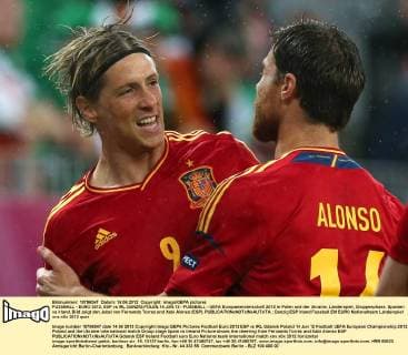 FUSSBALL - EURO 2012, ESP vs IRL DANZIG,POLEN,14.JUN.12 - FUSSBALL - UEFA Europameisterschaft 2012 in Polen und der Ukraine, Länderspiel, Gruppenphase, Spanien vs Irland. Bild zeigt den Jubel von Fernando Torres und Xabi Alonso (ESP). 