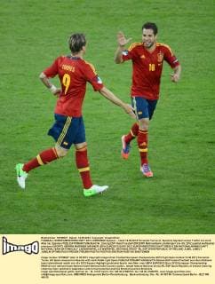 FUSSBALL EUROPAMEISTERSCHAFT 2012 VORRUNDE Spanien - Irland 14.06.2012 Fernando Torres (li, Spanien) bejubelt seinen Treffer mit Jordi Alba (re, Spanien) 