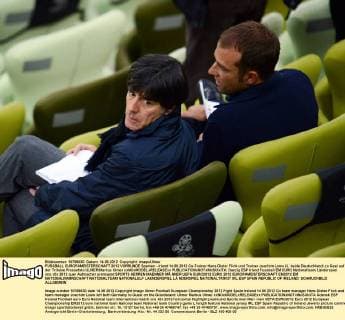 FUSSBALL EUROPAMEISTERSCHAFT 2012 VORRUNDE Spanien - Irland 14.06.2012 Co-Trainer Hans Dieter Flick und Trainer Joachim Loew (li, beide Deutschland) zu Gast auf der Tribüne Pressefoto ULMER Markus Ulmer xxNOxMODELxRELEASExx 