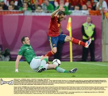 FUSSBALL EUROPAMEISTERSCHAFT 2012 VORRUNDE Spanien - Irland 14.06.2012 Keith Andrews (li, Irland) gegen Jordi Alba (re, Spanien) 