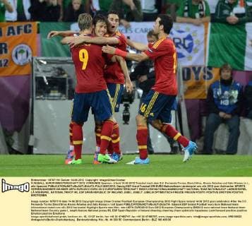 FUSSBALL EUROPAMEISTERSCHAFT 2012 VORRUNDE Spanien - Irland 14.06.2012 Torjubel nach dem 2:0: Fernando Torres, David Silva, Alvaro Arbeloa und Xabi Alonso (v.l., alle Spanien)  FUL2140612012