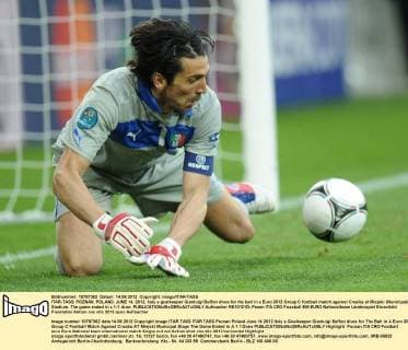 ITAR-TASS: POZNAN, POLAND. JUNE 14, 2012. Italy s goalkeeper Gianluigi Buffon dives for the ball in a Euro 2012 Group C football match against Croatia at Miejski (Municipal) Stadium. The game ended in a 1-1 draw.  Aufmacher RE10121D