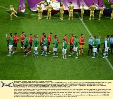 FUSSBALL EUROPAMEISTERSCHAFT 2012 VORRUNDE Spanien - Irland 14.06.2012 Begrüßung der Mannschaften vor dem Spiel 