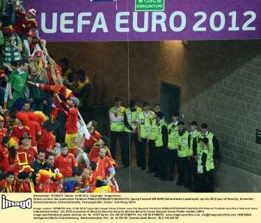 Ordner sichern den spanischen Fanblock 
