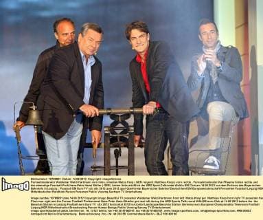 Fernsehmoderator Waldemar Waldi Hartmann vorn links, omedian Matze Knop ( GER eigentl. Matthias Knop ) vorn rechts , Fernsehmoderator Kai Pflaume hinten rechts und der ehemalige Fussball-Profi Hans-Peter Hansi Müller ( GER ) hinten links anläßlich der ARD Sport-Talkrunde Waldis EM Club am 14.06.2012 vor dem Porticus des Bayerischen Bahnhofs in Leipzig.
