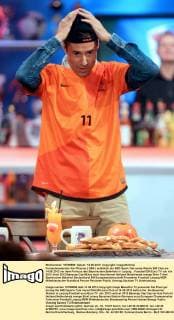 Fernsehmoderator Kai Pflaume ( GER ) anläßlich der ARD Sport-Talkrunde Waldis EM Club am 14.06.2012 vor dem Porticus des Bayerischen Bahnhofs in Leipzig.